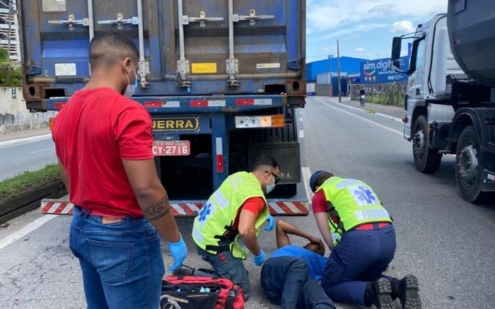 Motociclista foi levado ao hospital após a batida na avenida Reinaldo Schmithausen (Foto: Leitor Roger Max)
