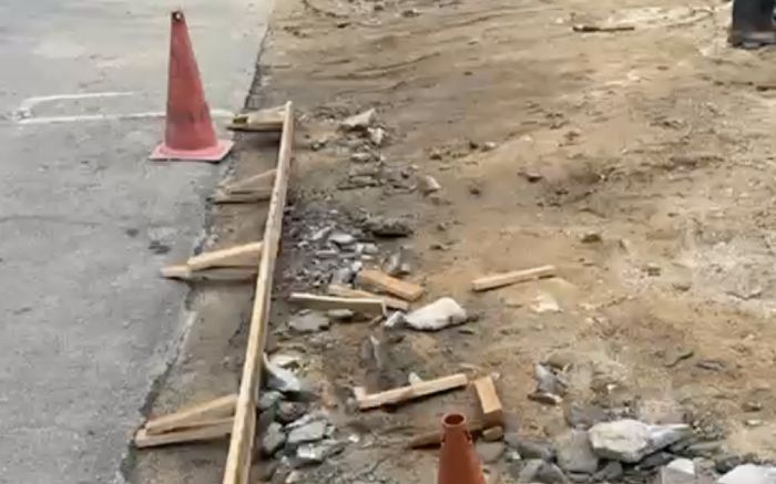 Falta de calçada, ocupação de vagas de estacionamento e riscos a pedestres motivaram reclamações; prefeitura e construtora se manifestaram