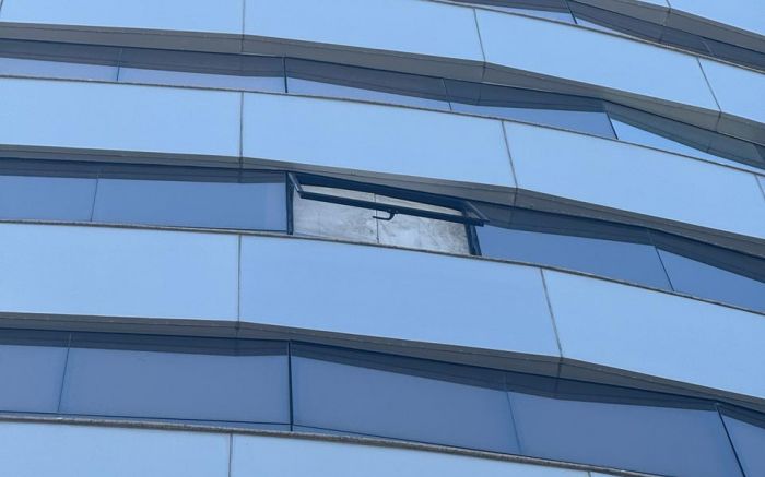 Vidro caiu de uma das janelas do Centro Empresarial após fortes ventos (Foto: Reprodução/Leitor)
