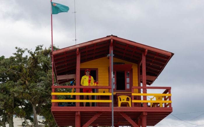 Coronel Fabiano reforçou o uso do aplicativo CBMSC Cidadão, que mostra postos ativos, bandeiras, condições do mar e presença de águas-vivas (Foto: CBMSC)