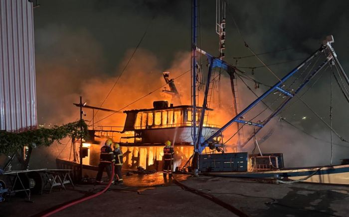 Socorristas usaram 15 mil litros de água pra apagar as chamas (Foto: Leitor e Divulgação/CBMSC)