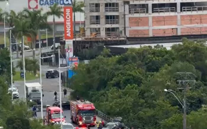 Batida envolveu dois carros e deixou um homem ferido na ponte do Perequê (Foto: Reprodução)