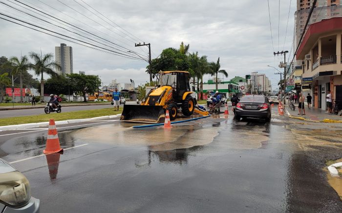 Reparo começou ao meio-dia desta segunda (Foto: Fran Marcon)