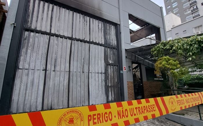 Teto do imóvel desabou durante o fogaréu