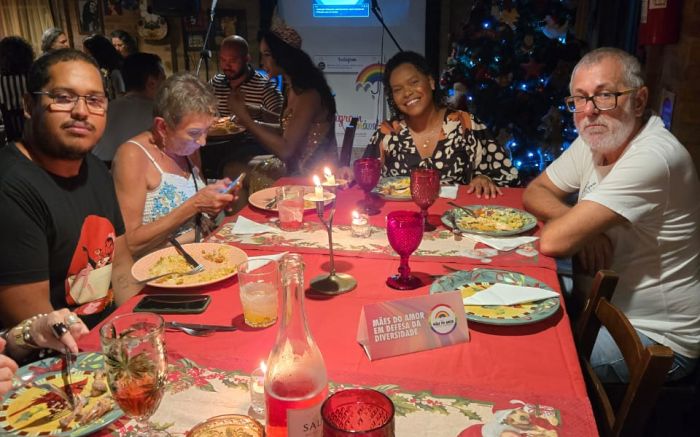 A Ceia é marcada por acolhimento, arte e resistência da comunidade LGBTI+ (Foto: Divulgação)