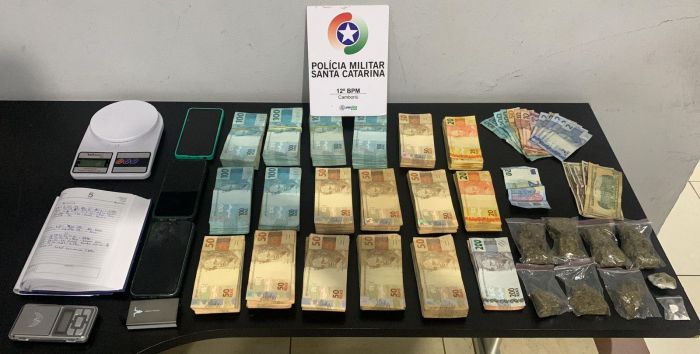 PM encontrou dinheiro, drogas e anotações do tráfico com os caras (Foto: Divulgação PMSC)