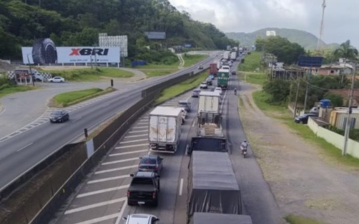 Engavetamento entre Itajaí e Navegantes também deixa o trânsito lento no sentido Curitiba (Foto: Leitor)