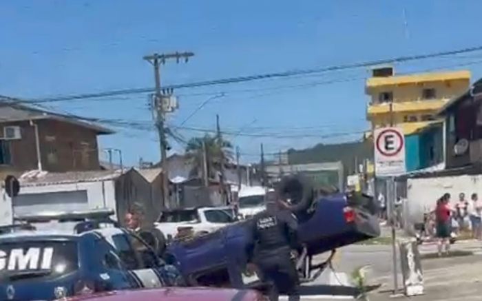 Caminhonete capotou após batida em cruzamento no bairro Cidade Nova (Foto: divulgação)