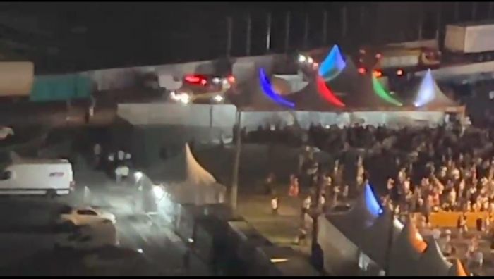 Parte da estrutura do camarote da festa caiu durante apresentação ( Foto: Reprodução)