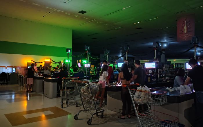 Mercado funciona por gerador (Foto: Fran Marcon)