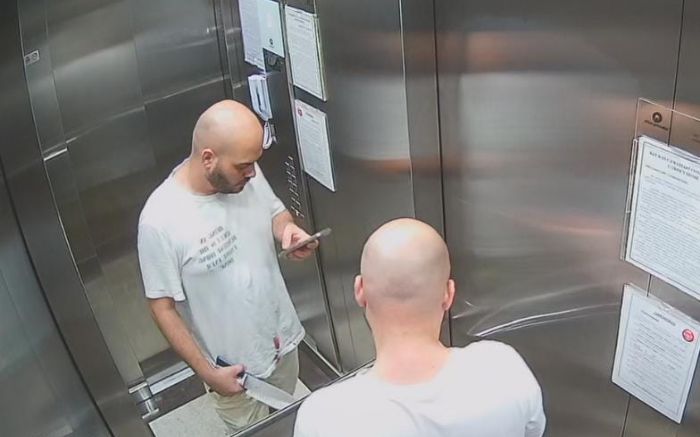 Rodrigo sai com a faca na mão e a roupa suja de sangue (Foto: Reprodução)