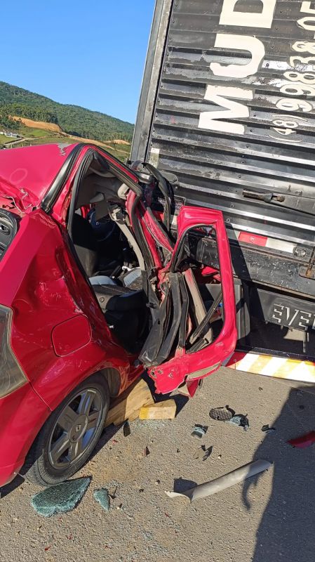 Carro ficou totalmente destruído