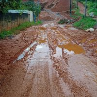 Festas brecam obras de binário e rua vira lamaçal