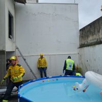Homem é socorrido após queda de prédio em Itajaí