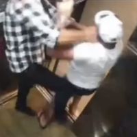 Homem alega surto e esfaqueia vizinho no elevador