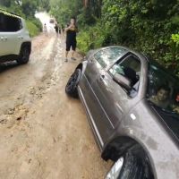 Carro de turista argentino cai em vala no parque do Atalaia
