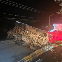 Acidente grave entre caminhões mata motorista na 282