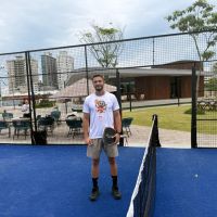 Atleta da Seleção Brasileira comanda clínica grátis de pádel na região