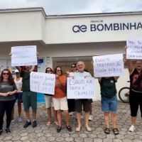 Empresa se manifesta após protesto de moradores contra esgoto na praia