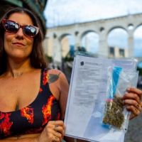 Neste verão, tem maconha argentina queimando legalmente no Brasil