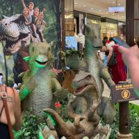 Dinossauros gigantes tomam conta do Balneário Shopping e prometem férias cheias de aventura