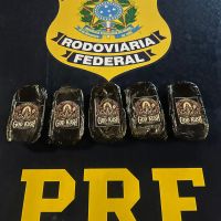 Dupla tenta dar fuga da PRF, bate carro e acaba na cadeia