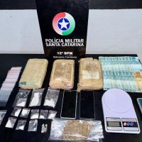 PM estoura ponto de drogas e prende mulher de 52 anos em BC