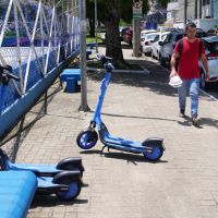 Patinetes da jet estão largados pelas calçadas de Itajaí