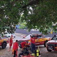 Homem se joga no rio Itajaí-Mirim e bombeiros fazem buscas
