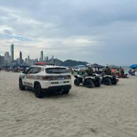 PM faz pente-fino na Praia Central e cobra regras na areia