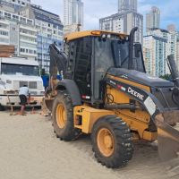 Caminhão encalha na areia na Atlântica e só sai com ajuda da prefeitura