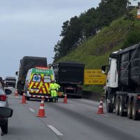 Falha mecânica em caminhão causa caos na BR 101 em Itapema