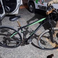 Trio furta fios de poste de escola e um é preso