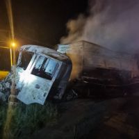Batida entre carretas provoca incêndio e fecha a BR 101 em Tijucas