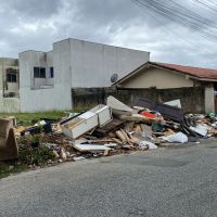 Lixo é jogado nas ruas do Cidade Nova