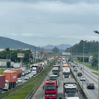 BR 101 de Balneário Camboriú está interditada por causa de acidente e trânsito tem até 1 hora de lentidão