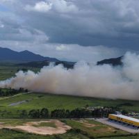 Incêndio perto da BR 101 deixa rastro de fumaça e congestionamento pesado em Tijucas
