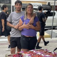 Adolescente diz que amassou morangos que vendia ao ver mãe ser agredida por fiscais