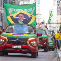 Manifestação em apoio a Bolsonaro reúne grupo em BC