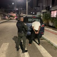 Homem é preso com crack após abordagem por lanterna queimada