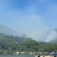 Fumaceira de fogo em vegetação pode ser vista de vários pontos de BC