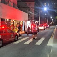 Moto atropela ciclista na faixa de pedestre da Atlântica
