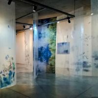 Exposição “Aquilo que Vibra” une arte têxtil e moda autoral em Balneário Camboriú