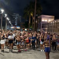Mais de 100 pessoas participam da primeira aula gratuita de samba em Itajaí