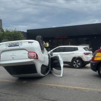 Mulher capota carro e faz strike em motos