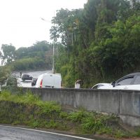 Carro derrama óleo e causa acidentes na Panorâmica
