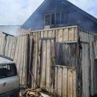 Incêndio atinge carro e casa no centro