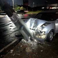 Carro bate em poste e complica o trânsito em Balneário Camboriú