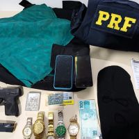 Dupla armada assalta família, rouba picape e é presa pela PRF