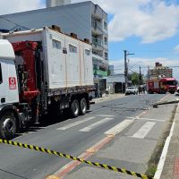 Caminhão engata na fiação e derruba dois postes em Navegantes